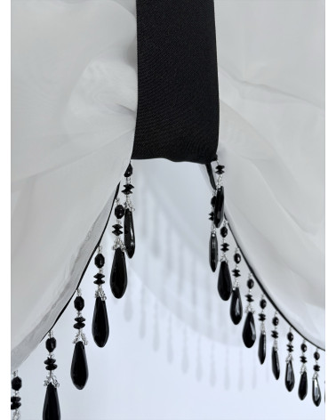 Panel z woalu z czarnymi kryształkami szerokość130cm, wysokość 100cm